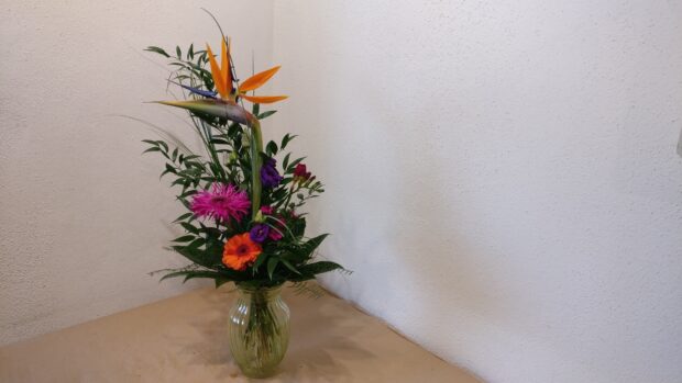 Blumenstrauß gestuft gebunden mit Strelitzie