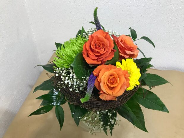 Blumenstrauß kompakt grün-orange-gelb