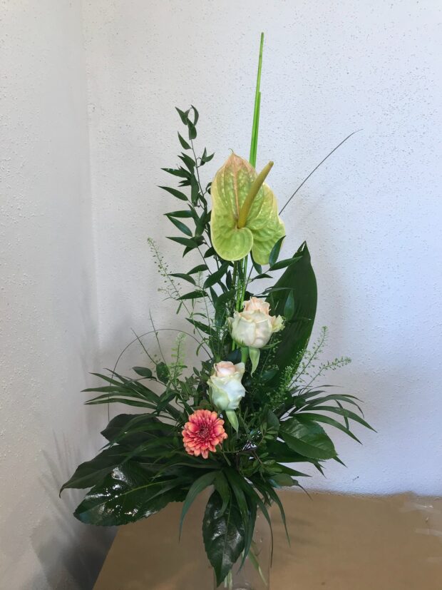 Asymmetrischer Blumenstrauß grün-creme mit Akzent