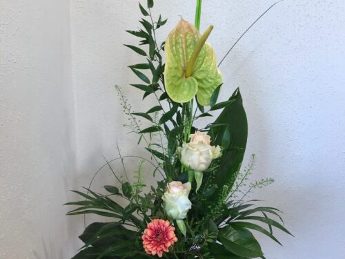 Asymmetrischer Blumenstrauß grün-creme mit Akzent