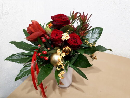 Blumenstrauß Rote Rosen, Goldene Kugeln