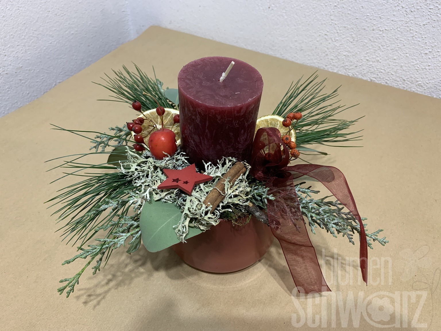 Gesteck mit Kerze in rot