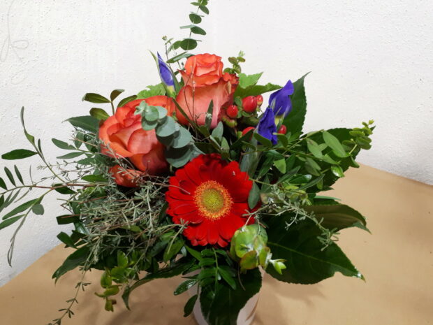 Blumenstrauß bunt mit Rosen