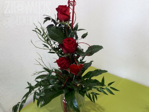 Rote Rosen gestuft mit Herz