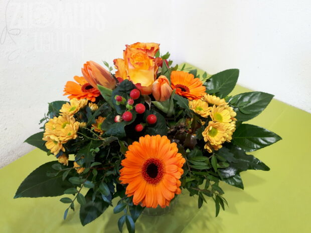 Blumenstrauß kurz rund gebunden Orange