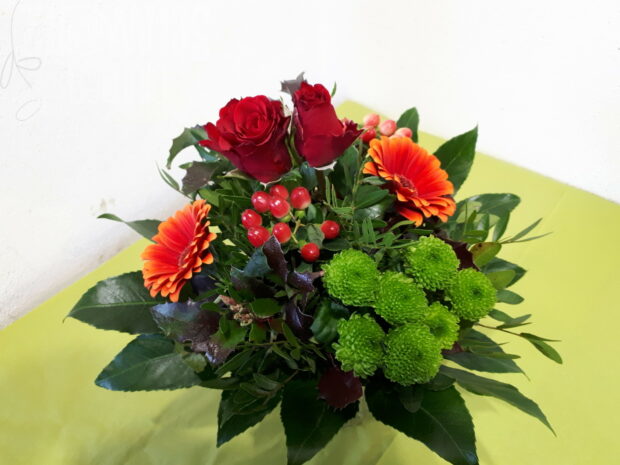 Blumenstrauß in Rot kurz gebunden
