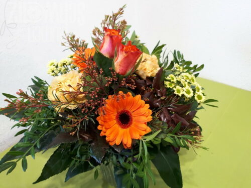 Blumenstrauß orange-apricot kurz gebunden