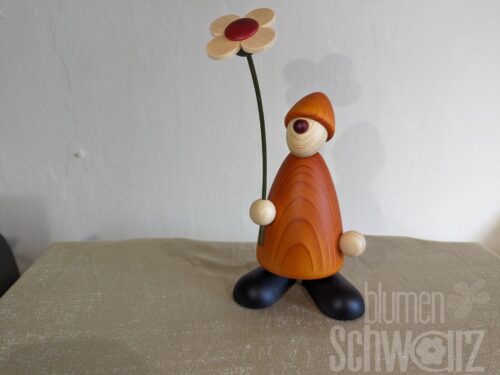 Phillip mit Blume stehend