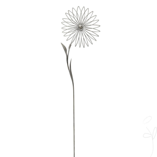 Blüte mit Edelstahlkugel